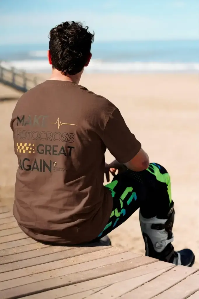 Remera Essential MMGA Drop #2 Marron